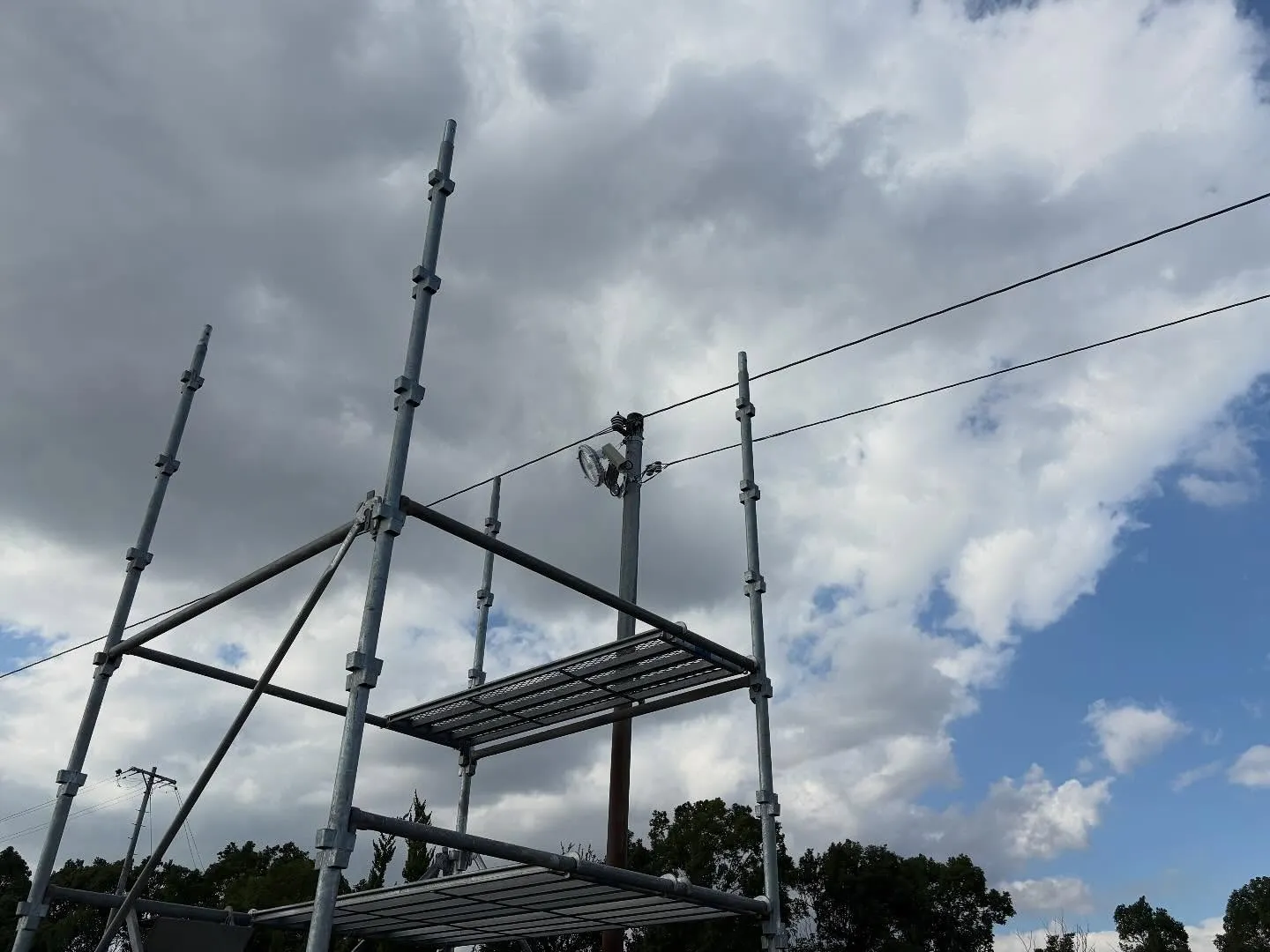 駐車場に明るい光をプラスしました！✨今回はLED投光器を設置...