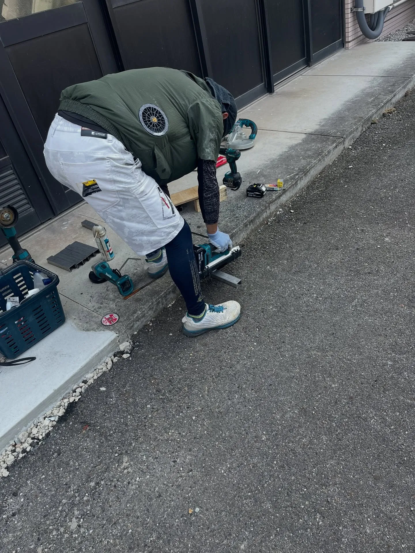 最近は朝寒かったり🌬️、昼暑かったり☀️で服装に迷っちゃいま...